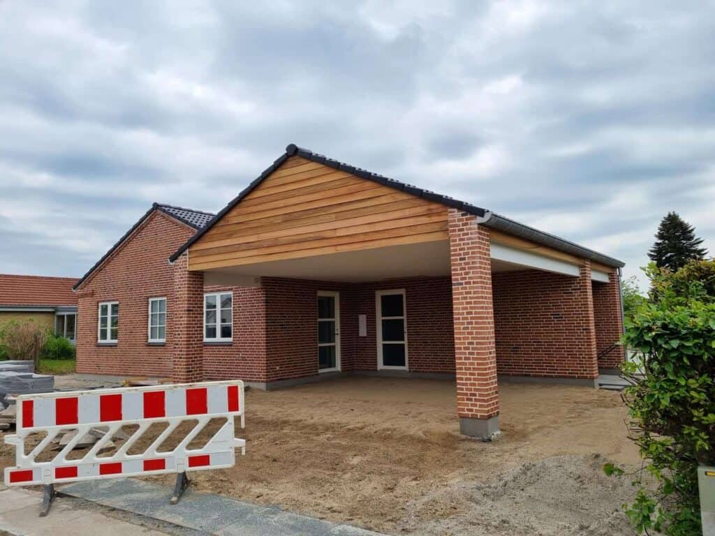 Rød murstens carport