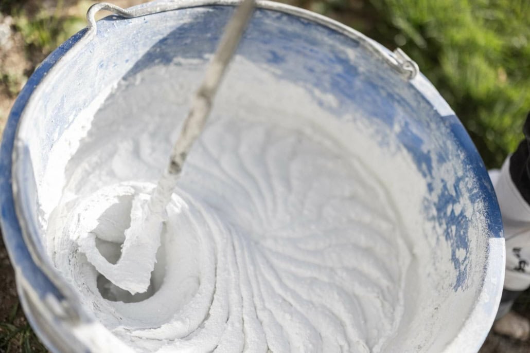 Mørtel der skal bruges til nye fuger i et gammelt hus