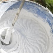 Spand med hvid spartelmasse